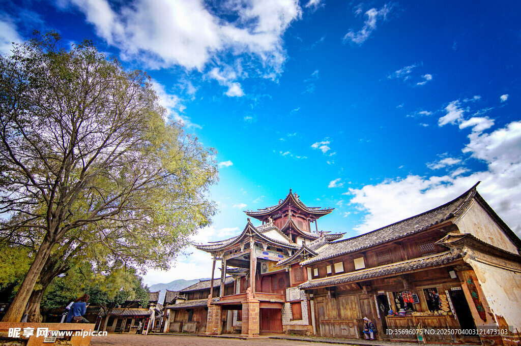 中式古建筑与蓝天白云美景