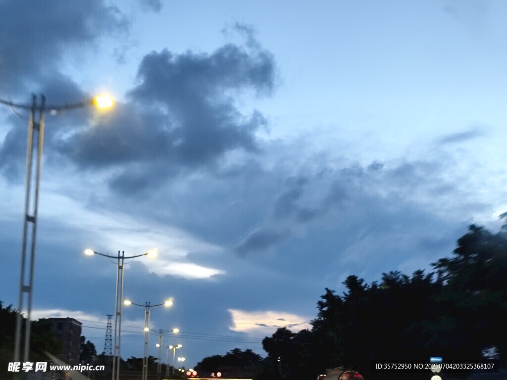 黄昏路灯下的街道风景
