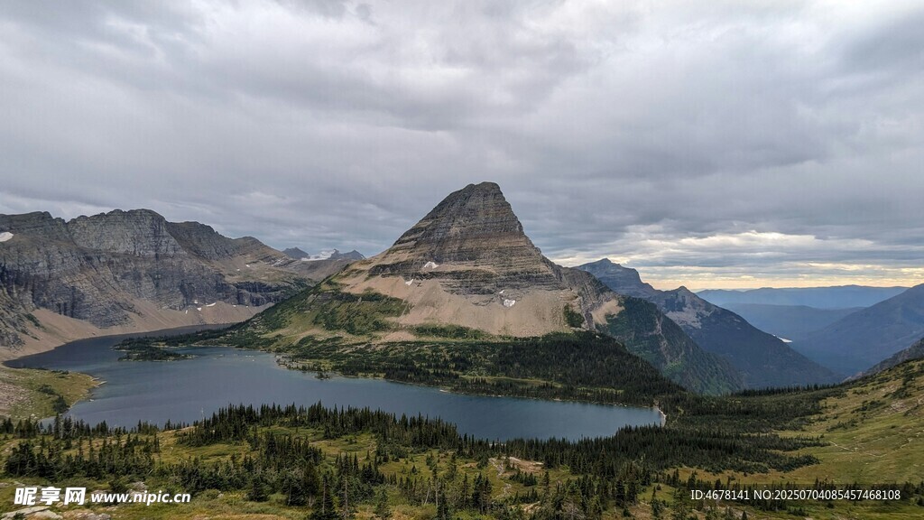 高山湖泊壮丽自然景观
