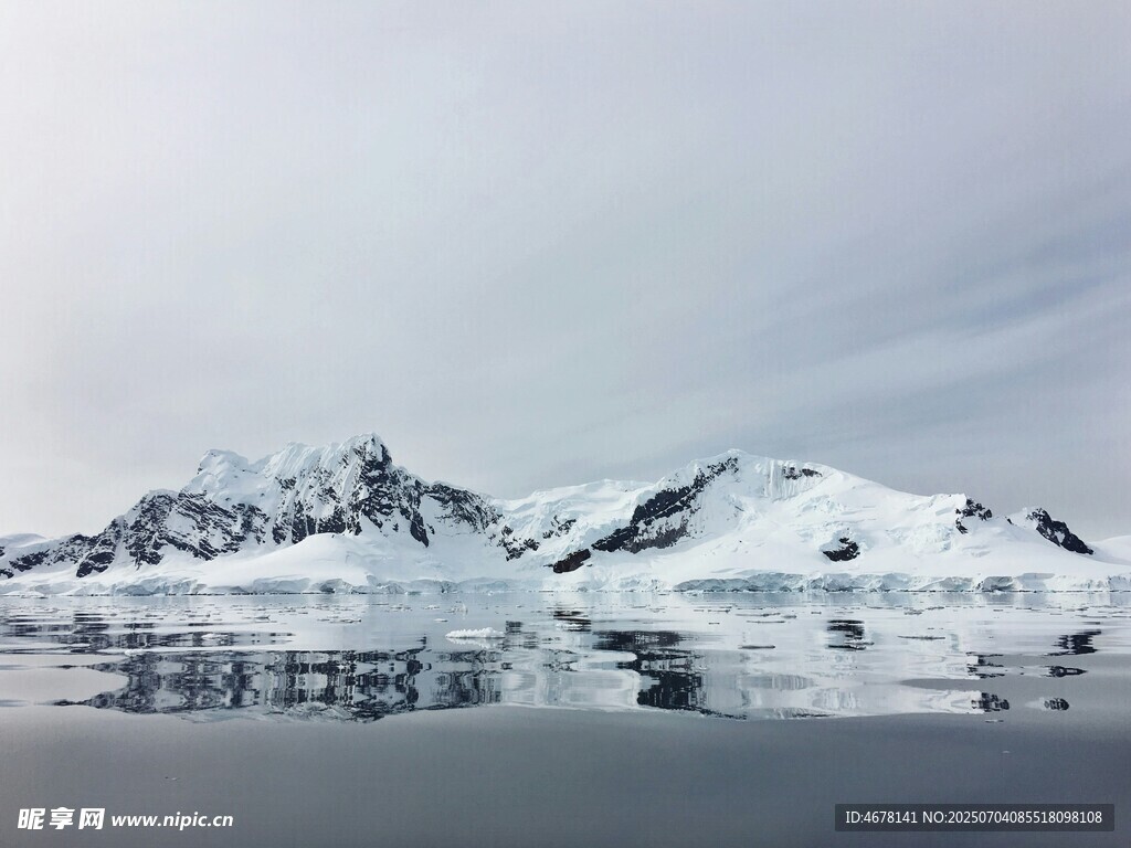 南极冰雪景观平静湖面