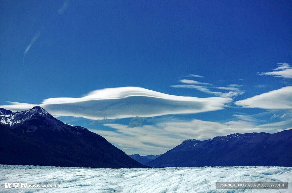 壮丽雪山与奇特云层景观