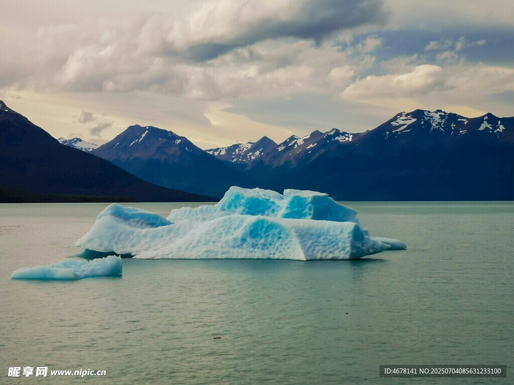 海上漂浮的巨大蓝白色冰山