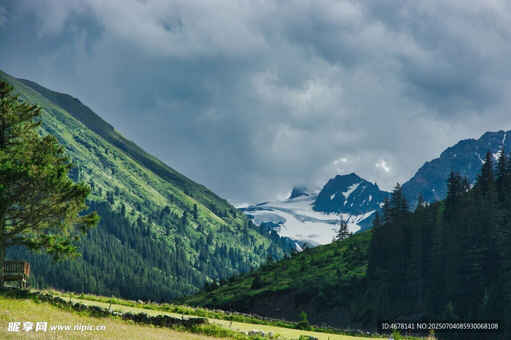 山间绿野云雾缭绕的美景