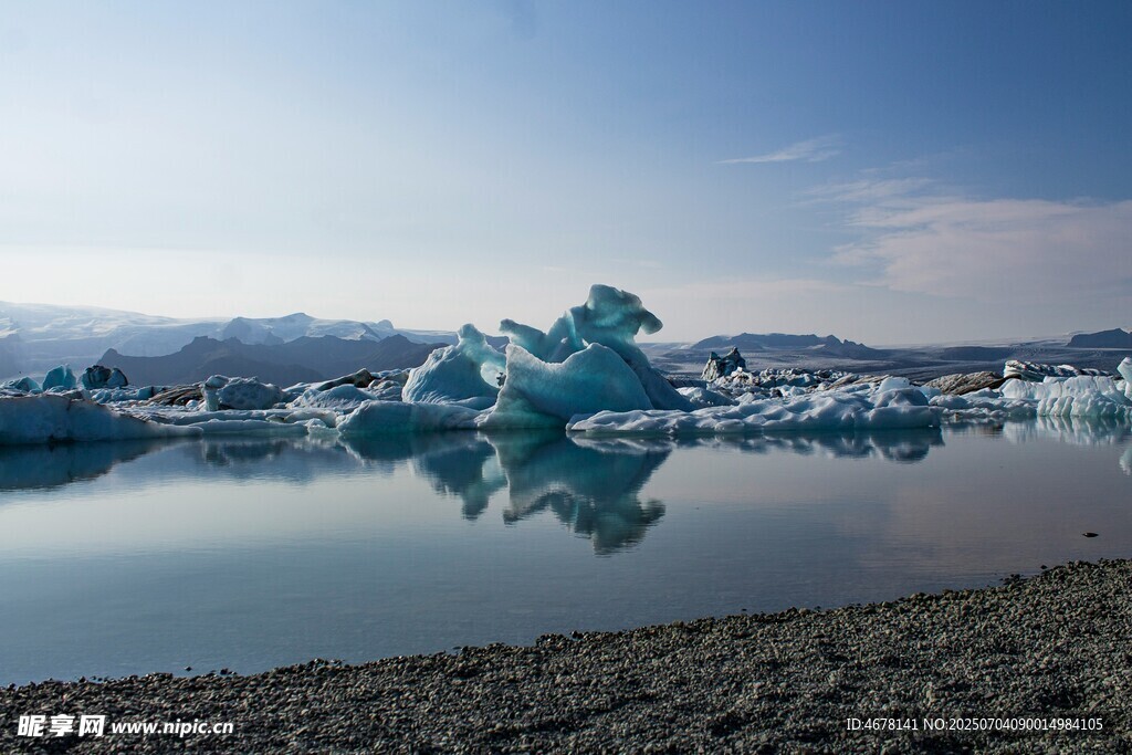 冰川湖景梦幻蓝冰奇观