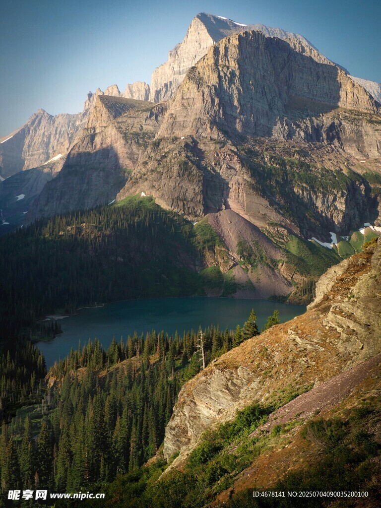 壮美山间湖景