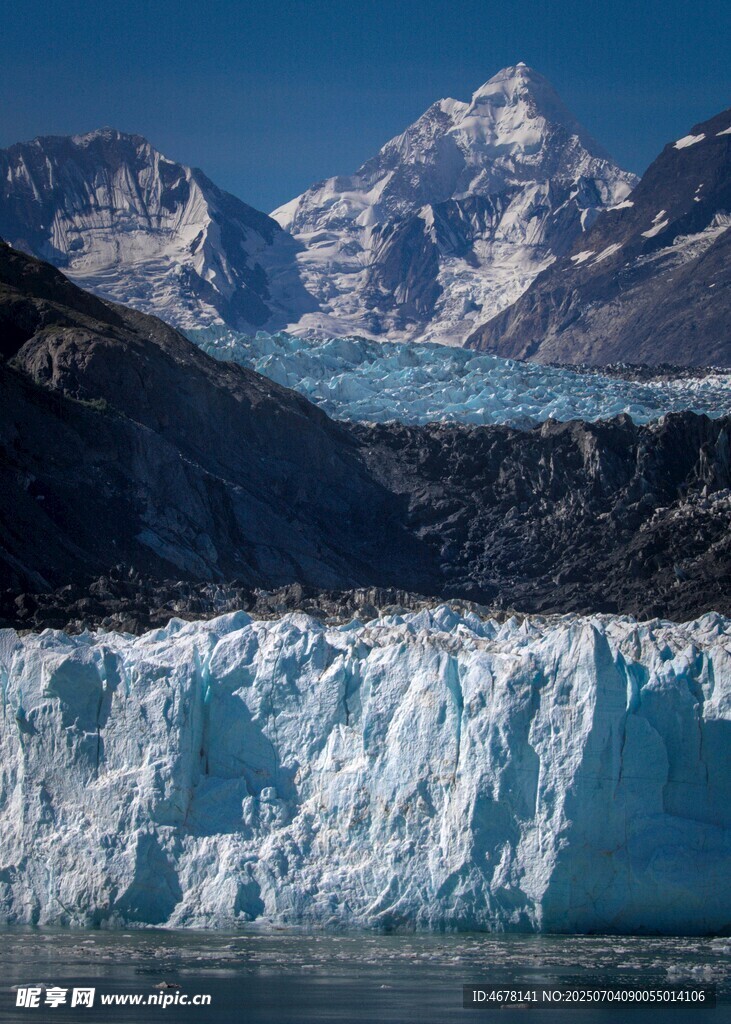 壮丽冰川与巍峨雪山景观