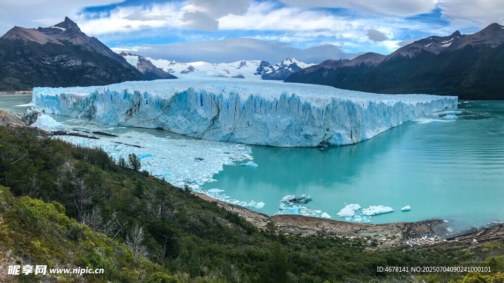 壮丽冰川湖景观