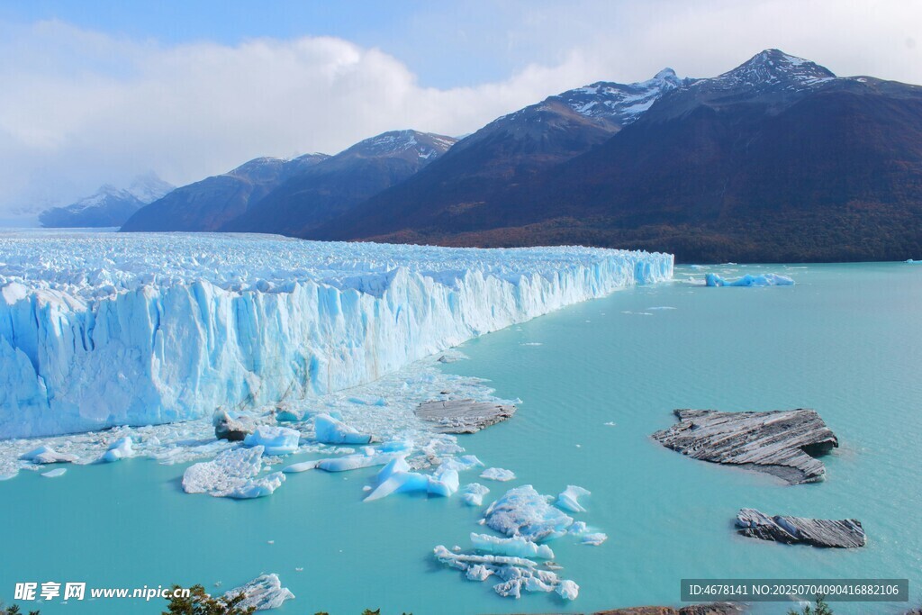 壮观冰川与澄澈湖水景观