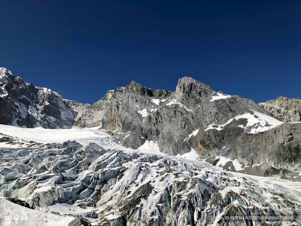 巍峨雪山壮丽景致