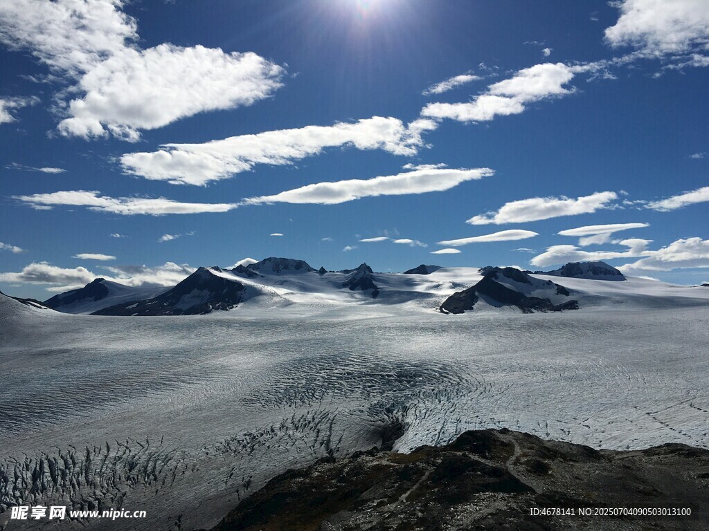 高山云海间的壮丽风光