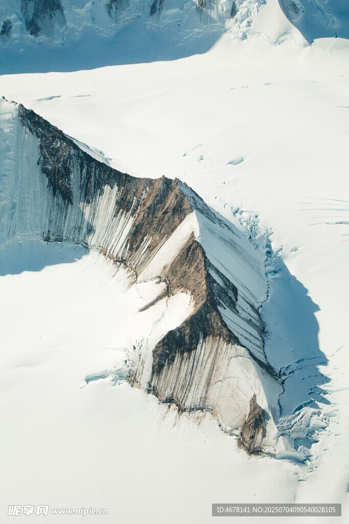 壮观冰川裂缝景象