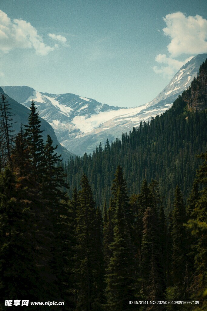 山林间的雪山壮丽景致