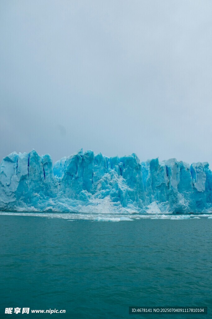 壮丽冰川与碧蓝海水景观