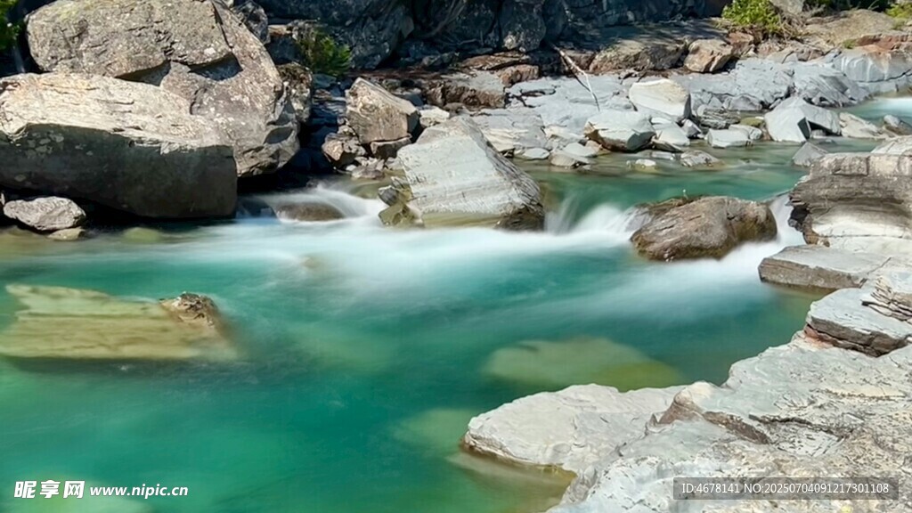 山间溪流清澈灵动之景