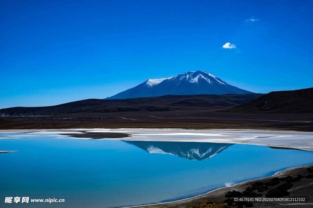 雪山映湖美景