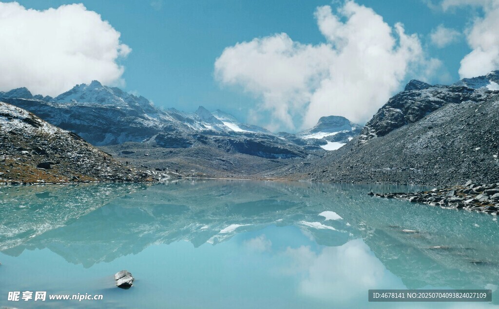 梦幻蓝湖与远处山峦美景