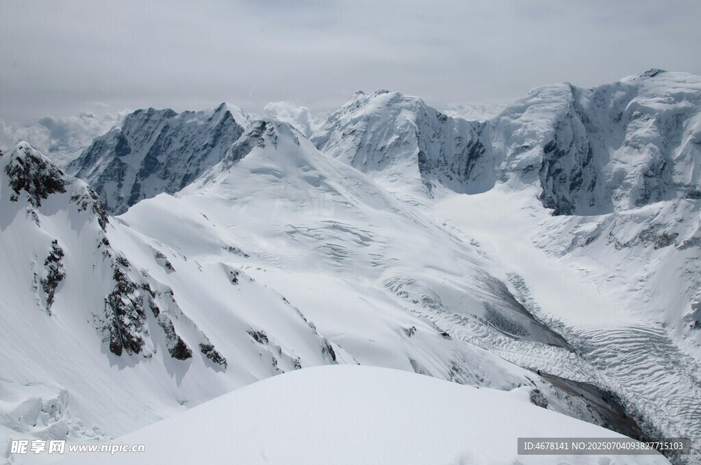 壮丽雪山景观
