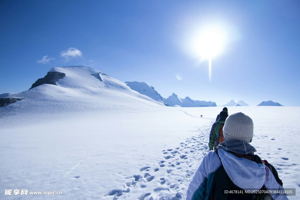 雪地旅人仰望灿烂日光