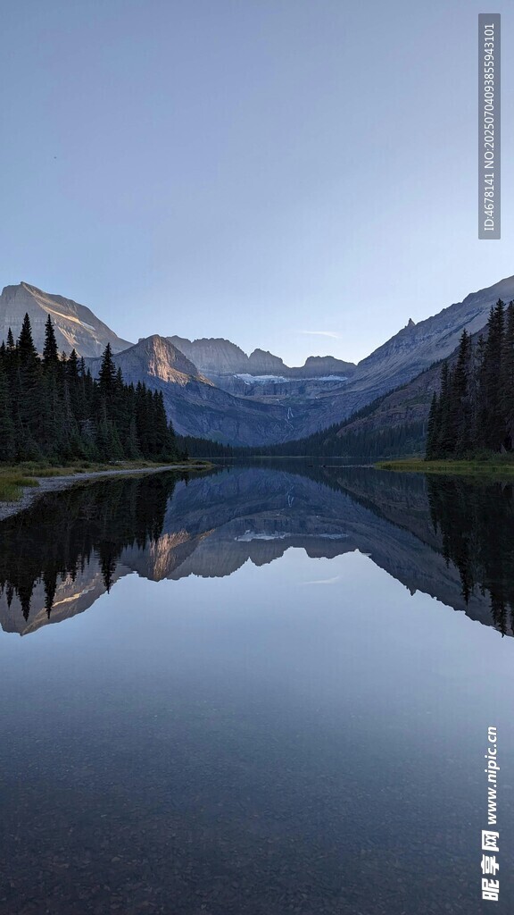 宁静湖景与远山森林倒影