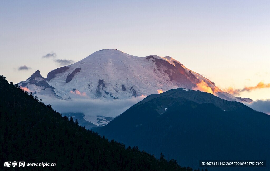 夕阳下的壮丽雪山景观