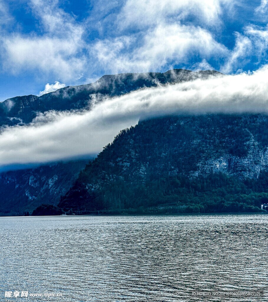 山水相依的壮阔自然景观