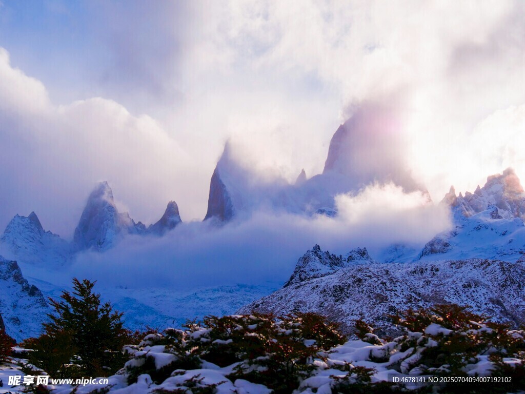 雪山壮丽美景阳光穿透云层