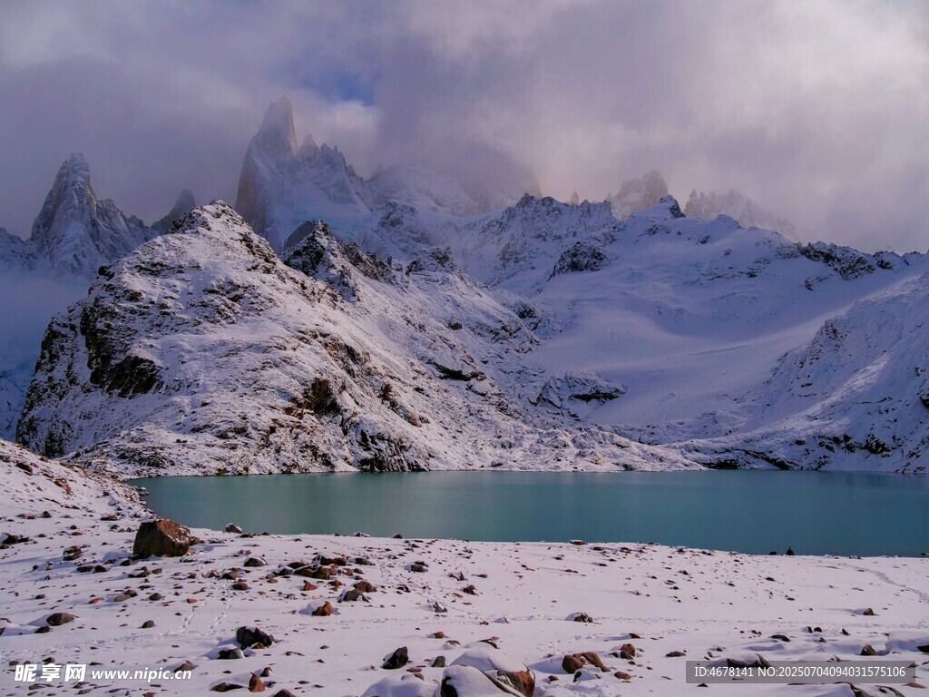 雪山湖泊壮丽自然景观