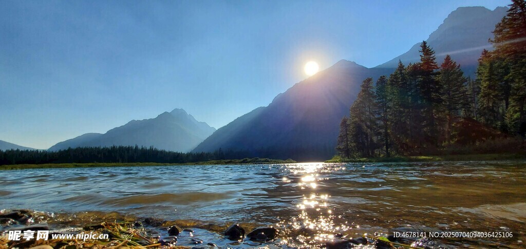 湖畔日出美景