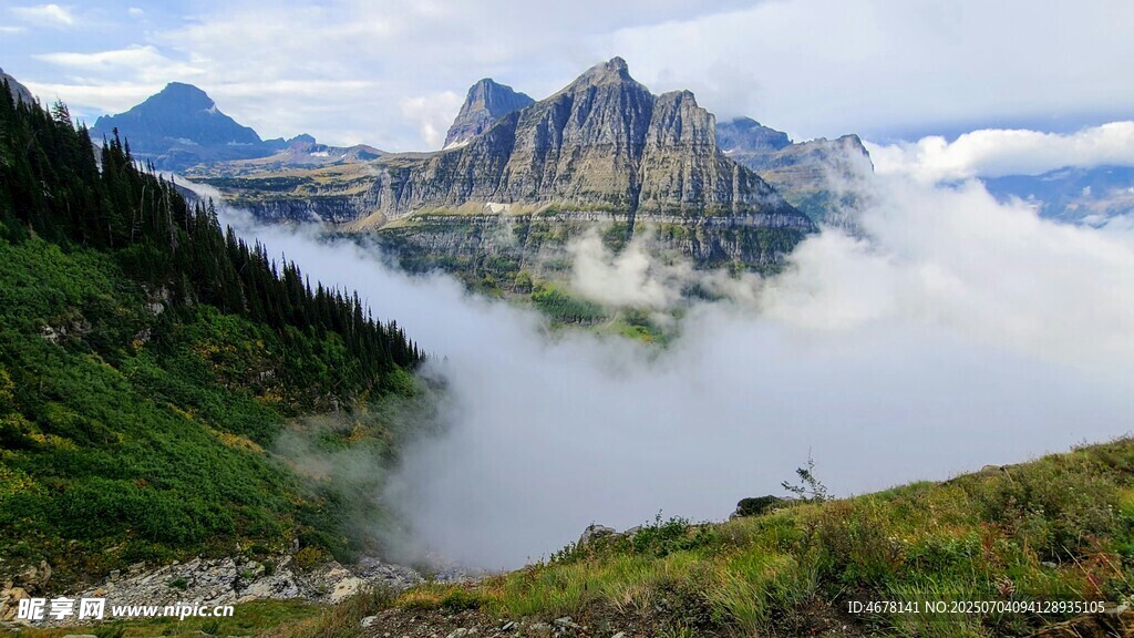 山间云海环绕的壮美山峰