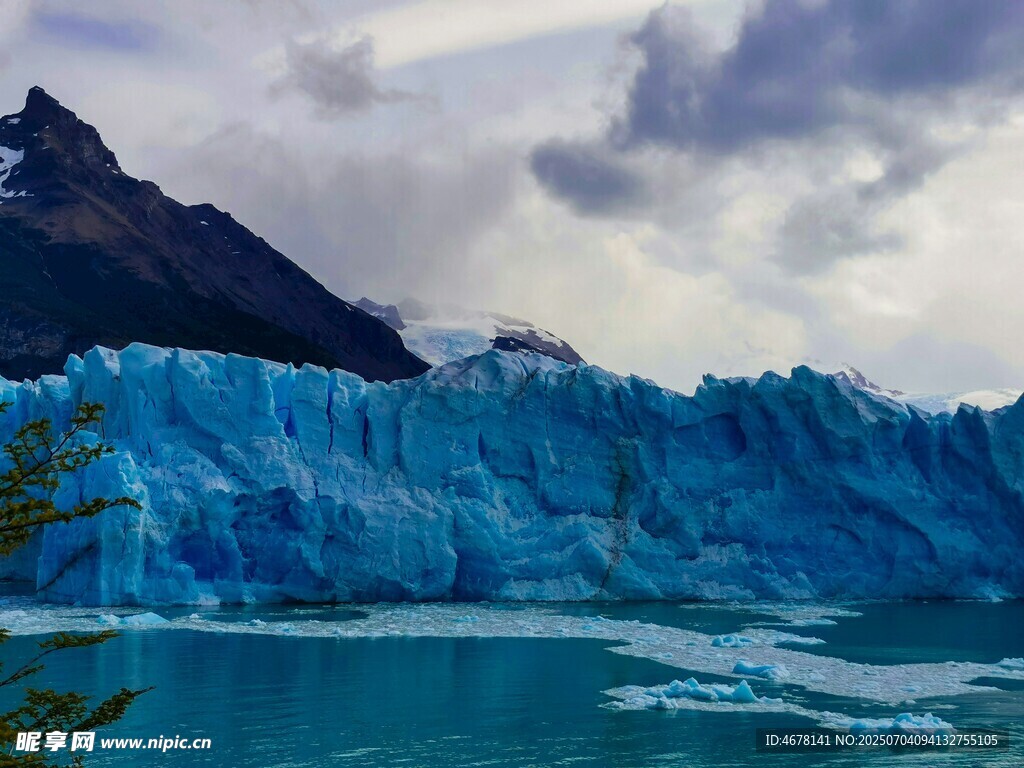 壮丽冰川与远山景观