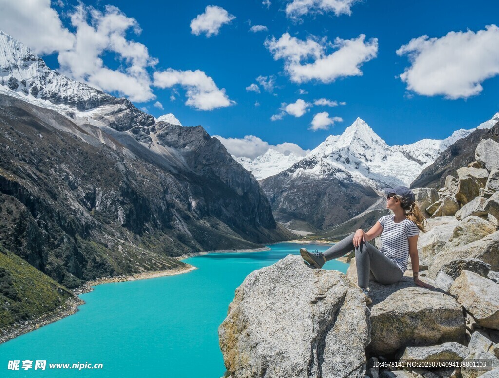 高山蓝湖旁的壮丽风景