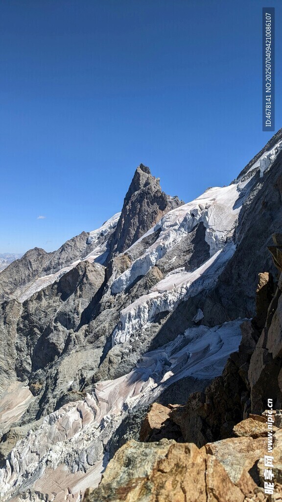 壮丽雪山山峰景观