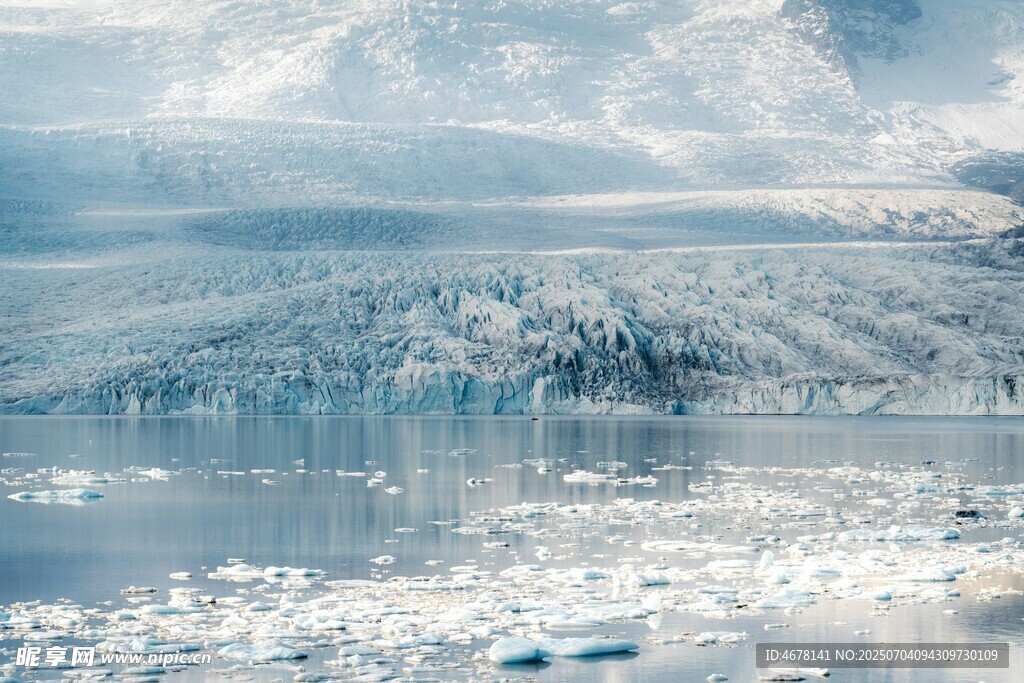 冰雪覆盖的宁静湖景