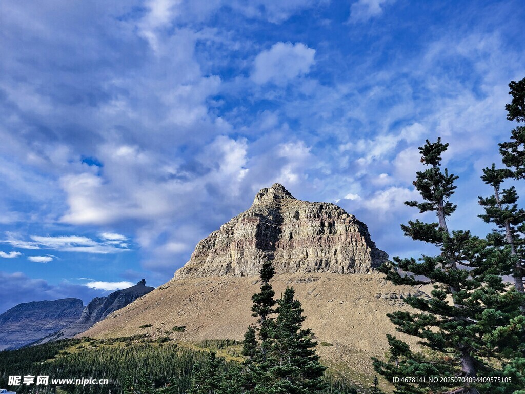 巍峨山峰与葱郁林木景观