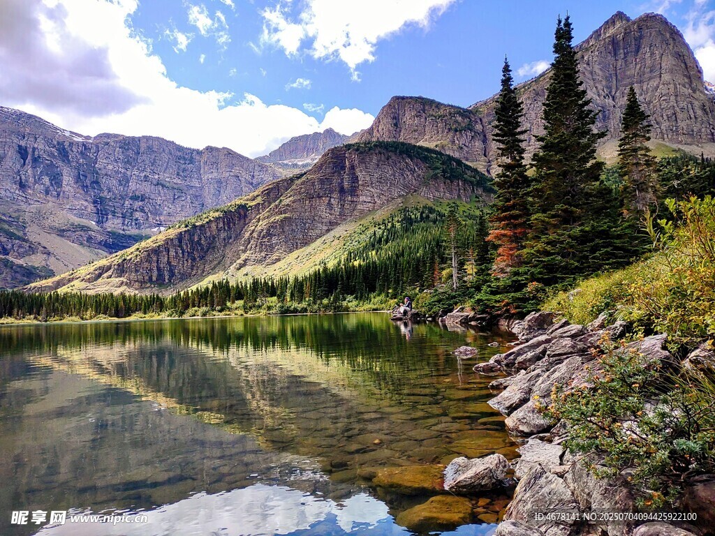 山间湖畔美景