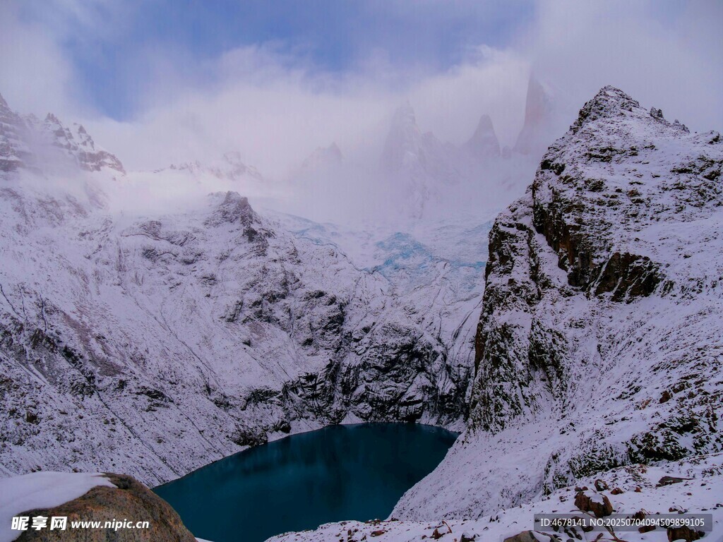 雪山环绕的静谧蓝色湖泊