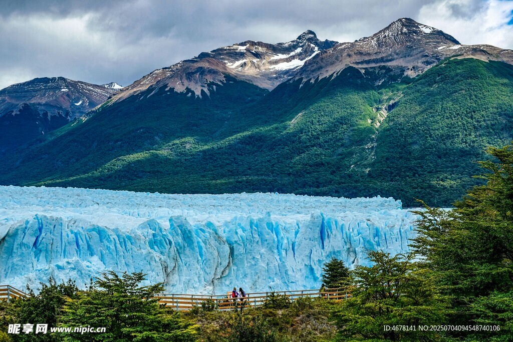 壮丽冰川与巍峨山脉景观