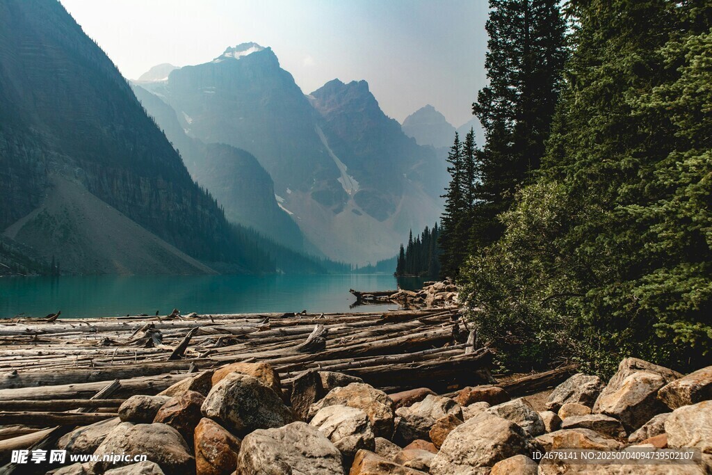 山间湖畔美景