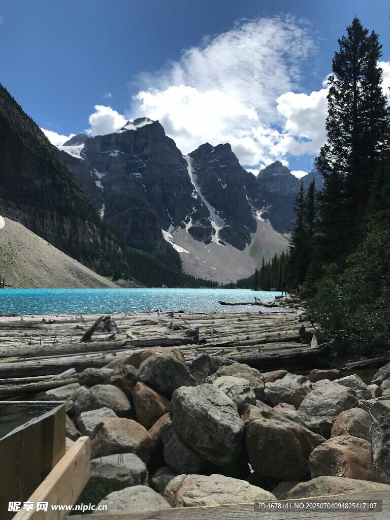 山间蓝湖与嶙峋怪石景观