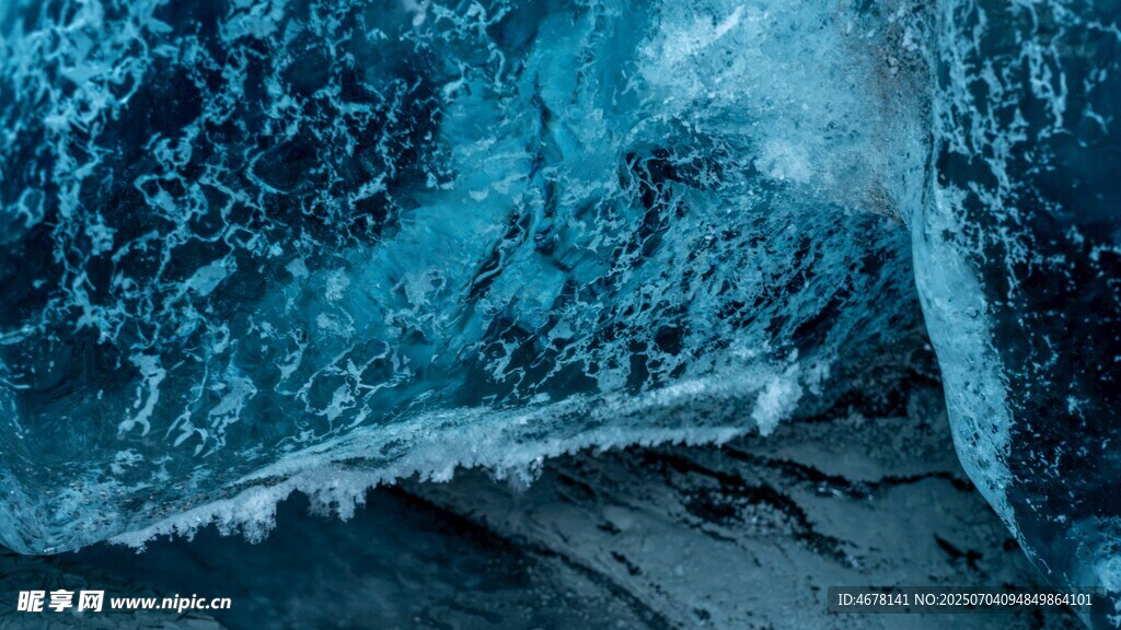 海浪拍打沙滩的壮丽景象
