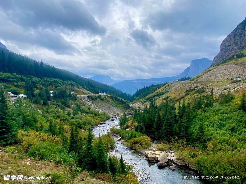 山间溪流伴葱郁山林景色