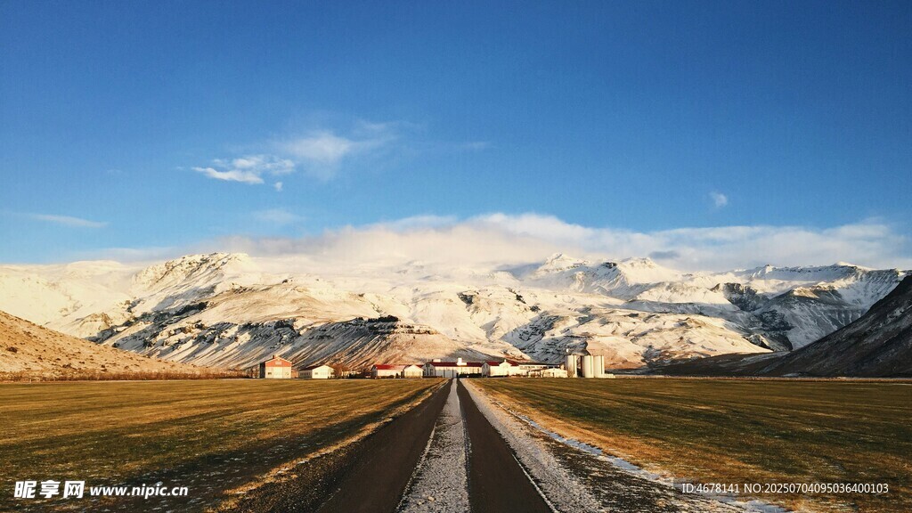 旷野中的雪山与蜿蜒道路