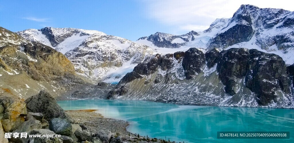 雪山下的碧蓝湖泊