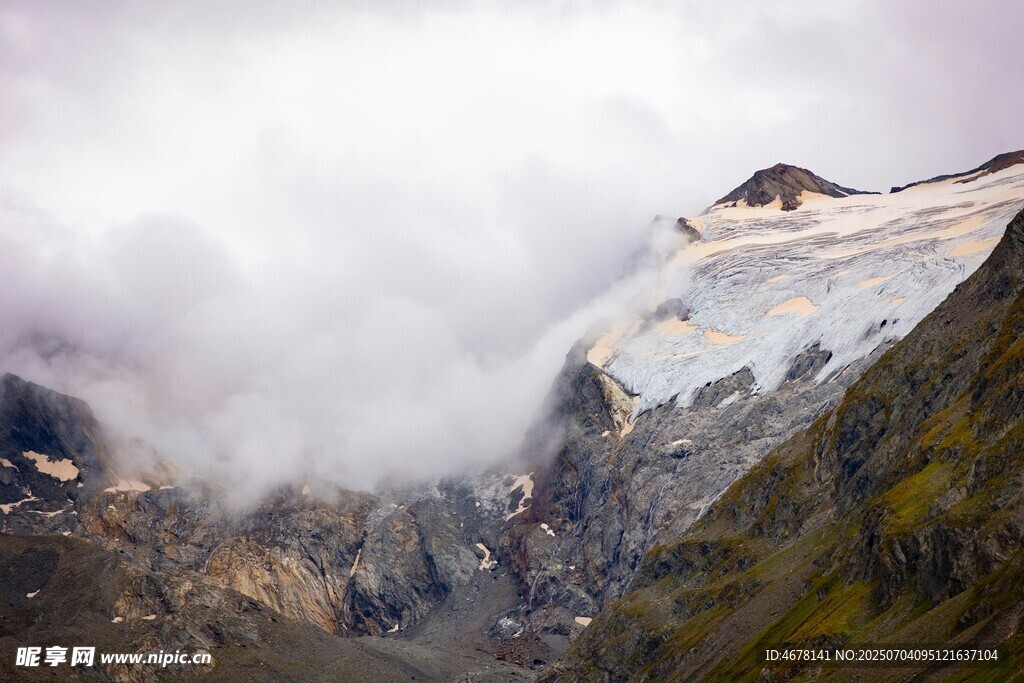 云雾缭绕的壮丽雪山