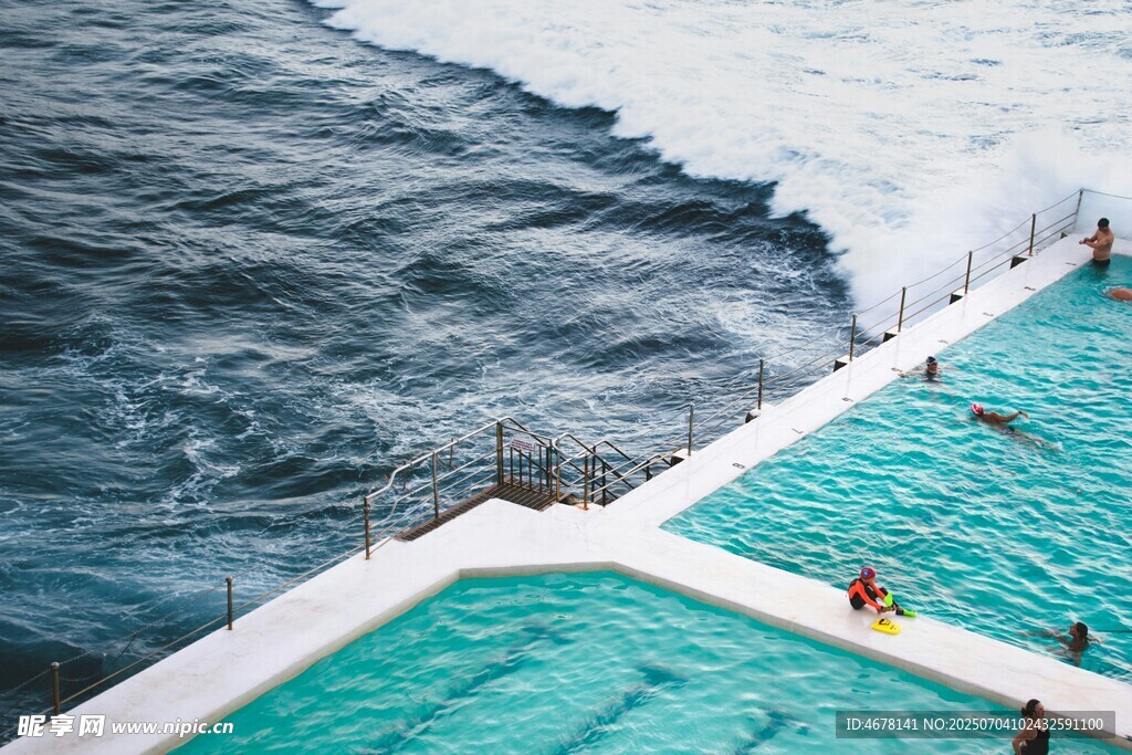 海边泳池与澎湃海浪