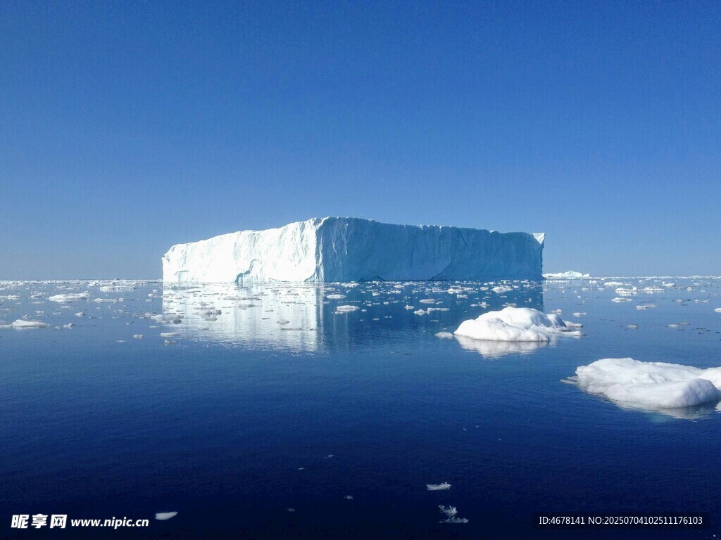 海上巨型冰山