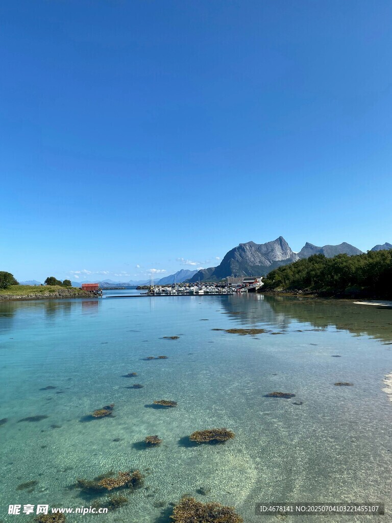 清澈湖水与远处山峦美景