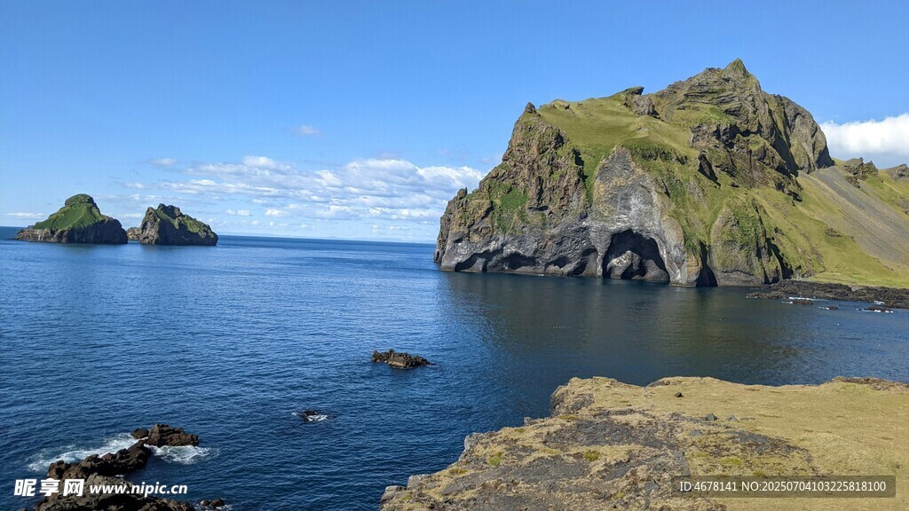 海边嶙峋岩石与湛蓝海水