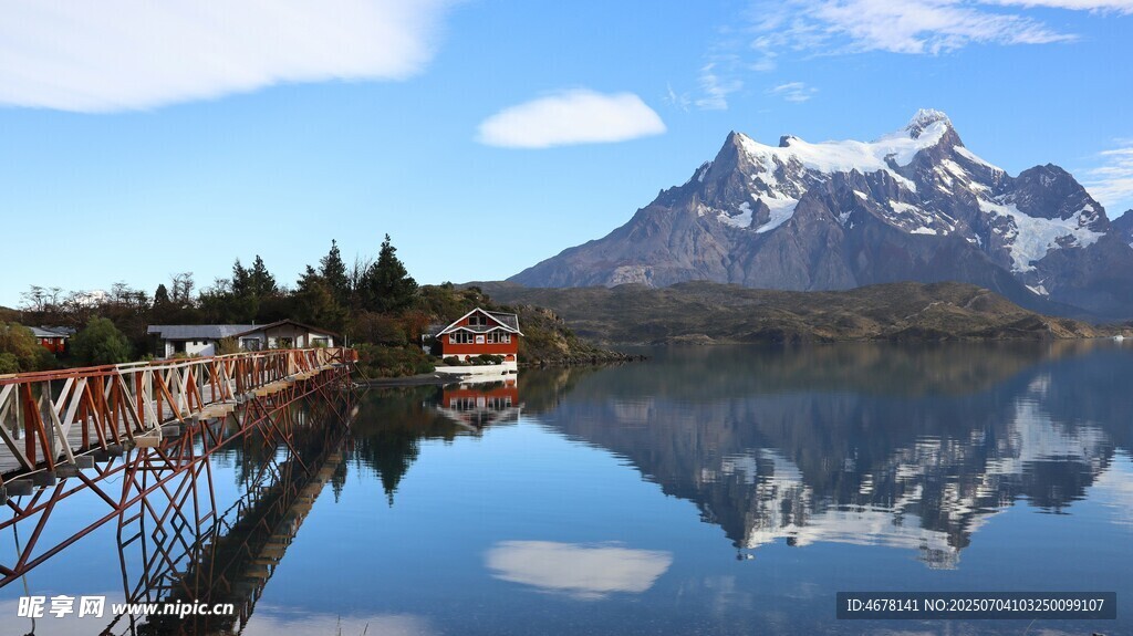 湖畔雪山美景倒映