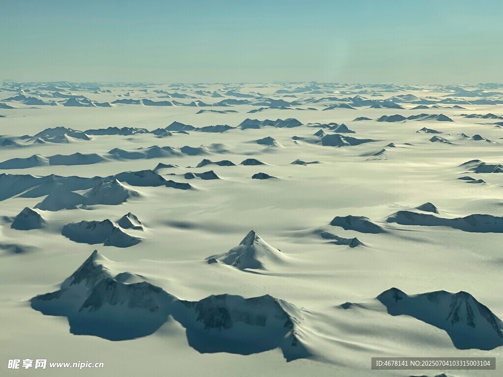 冰雪覆盖的连绵山脉景观